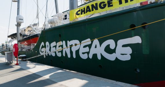 Greenpeace uses boulders to stop trawling