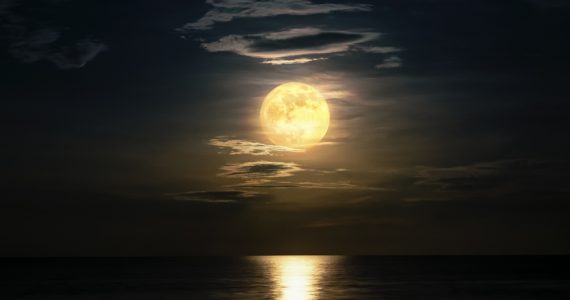 tidal change experience caused by moon