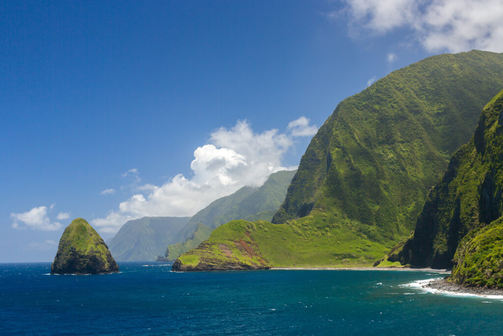 a beautiful view of the cliffs of molokai hawaii