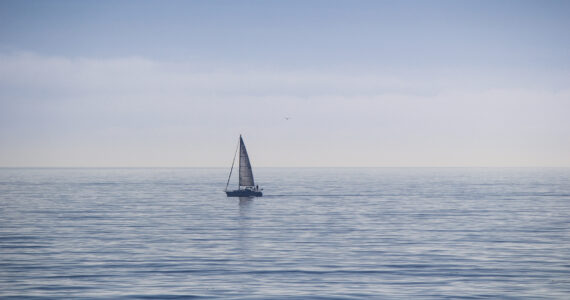 a sailing ship stuck in a doldrum in the ocean