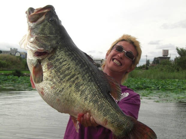 manabu kurita holding world record largemouth bass