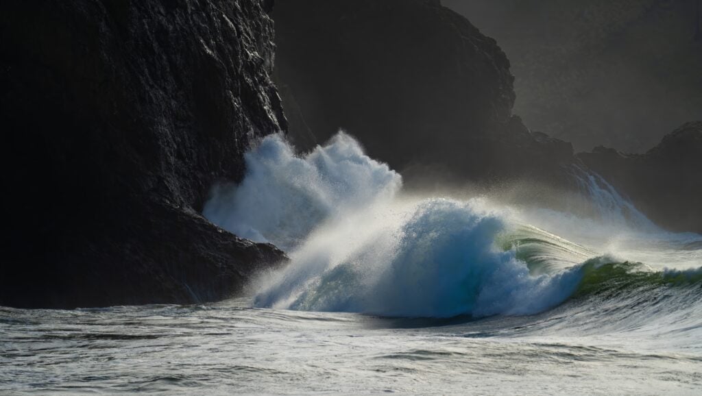 a stong wave on the oregon coast