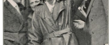 old photograph of amelia earhart